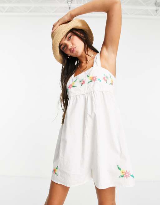ASOS DESIGN – Playsuit aus Baumwolle mit Stickerei und eckigem Ausschnitt in Weiß