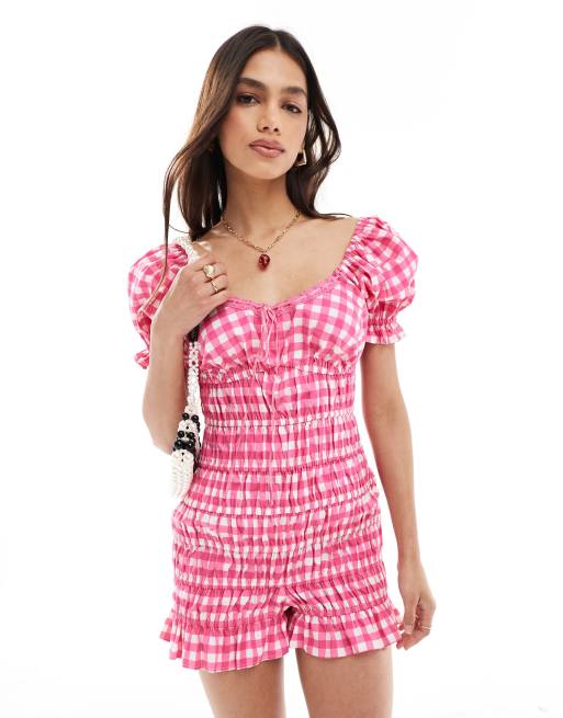 ASOS DESIGN - Playsuit i lyserøde ginghamtern med elastiske kiler og flæser samt sløjfe