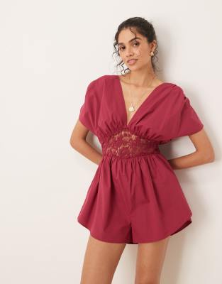 ASOS DESIGN - Playsuit in Burgunderrot mit V-Ausschnitt und Spitzeneinsatz in der Taille