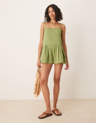 ASOS DESIGN - Playsuit in Khaki mit schmalen Trägern, weitem Rock und tiefer Taille-Grün
