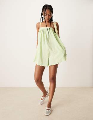 ASOS DESIGN - Playsuit in Limette mit schmalen Trägern und Brustpartie mit Mikrostruktur-Grün