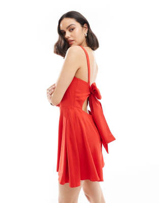 ASOS DESIGN - Playsuit in Rot mit Schleife am Rücken