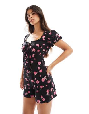 ASOS DESIGN - Playsuit in Schwarz mit Blumenmuster, gesponnener Spitze und Korsettdetail an der Taille-Bunt