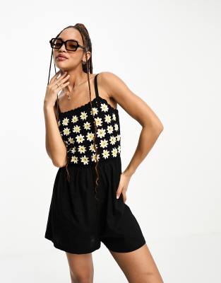 ASOS DESIGN - Playsuit in Schwarz mit gehäkeltem Gänseblümchenmuster