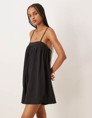 ASOS DESIGN - Playsuit in Schwarz mit schmalen Trägern und Brustpartie mit Mikrostruktur-Bunt