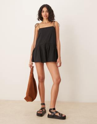 ASOS DESIGN - Playsuit in Schwarz mit schmalen Trägern, weitem Rock und tiefer Taille