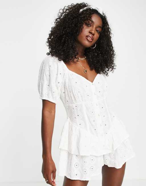 ASOS DESIGN - Playsuit, melkmeisjesmodel, met korset en broderie in wit