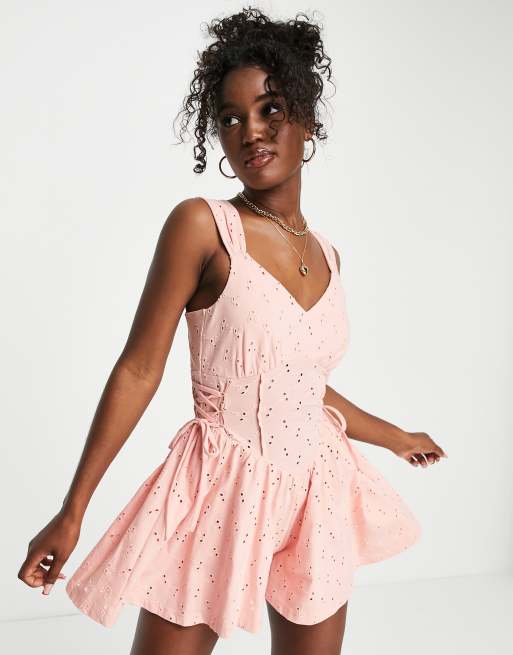 ASOS DESIGN - Playsuit met broderie en korset met veters aan de zijkanten in roze