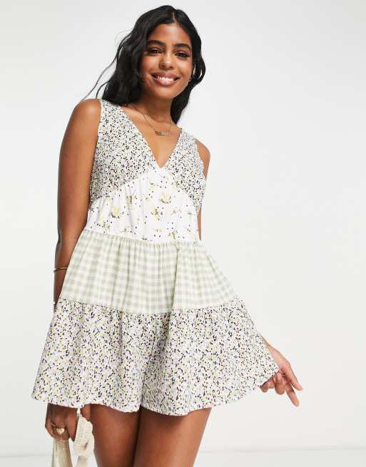 ASOS DESIGN - Playsuit met gesmokte stroken en gestrikte achterkant in gemengde print