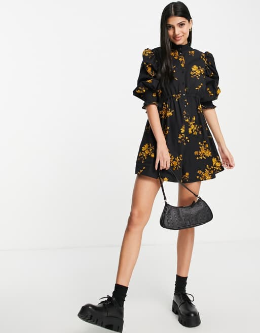 ASOS DESIGN - Playsuit met knopen voor, aangerimpeld trekkoord en mosterdgele bloemenprint 