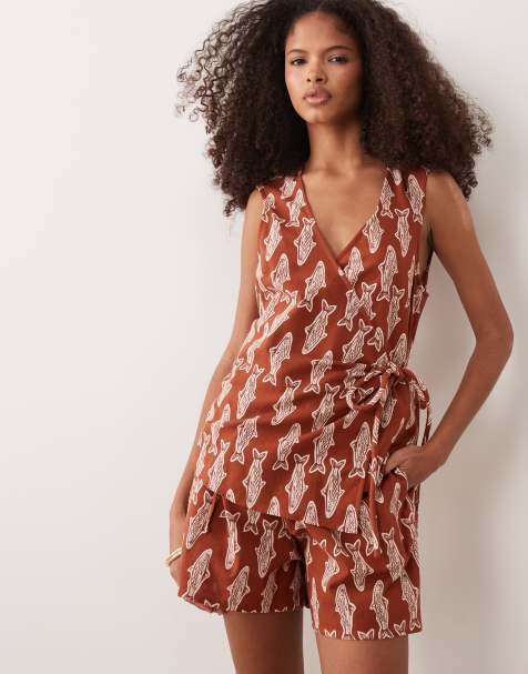 ASOS DESIGN - Playsuit met overslag en sardineprint in bruin - view 1