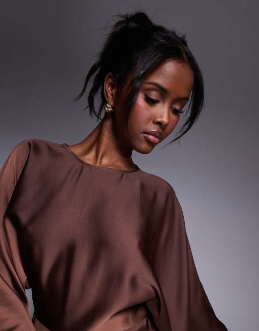 ASOS DESIGN - Playsuit met structuur, vleermuismouwen en skortdetail in chocoladebruin, 3 van 4