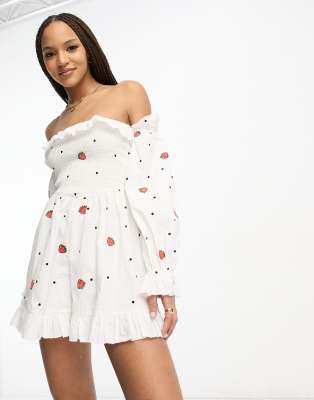 ASOS DESIGN - Playsuit mit gesmoktem Oberteil und Erdbeerstickerei-Weiß