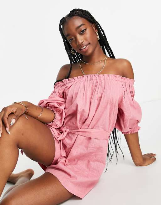 ASOS DESIGN - Playsuit van kreukstof met blote schouders en strikceintuur in beigeroze