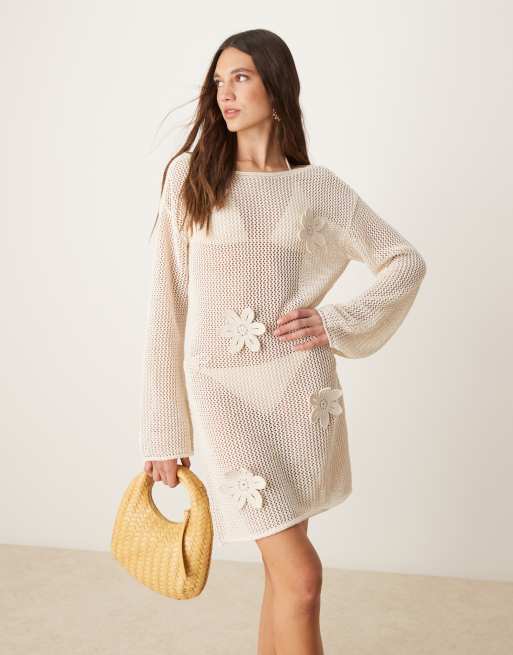 ASOS DESIGN – Plażowa dzianinowa sukienka mini w kolorze ecru z kwiatowym zdobieniem 3D