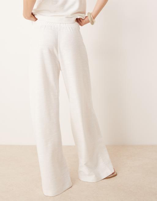 ASOS DESIGN – Weit geschnittene Bundfaltenhose aus Bouclé-Jersey in Weiß
