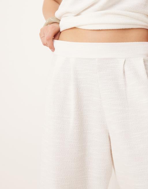 ASOS DESIGN – Weit geschnittene Bundfaltenhose aus Bouclé-Jersey in Weiß
