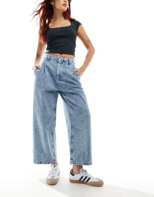 pleated barrel leg jeans in mid blue