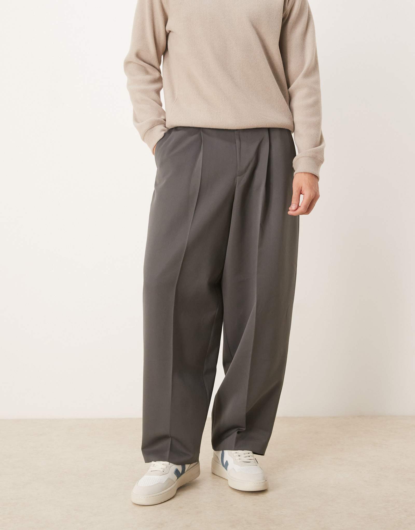 Дизайнерские плиссированные брюки зауженного кроя от ASOS цвета древесного угля