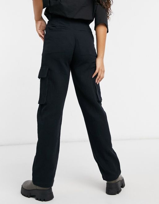 Women's Pleat Front Cargo Pant in Black