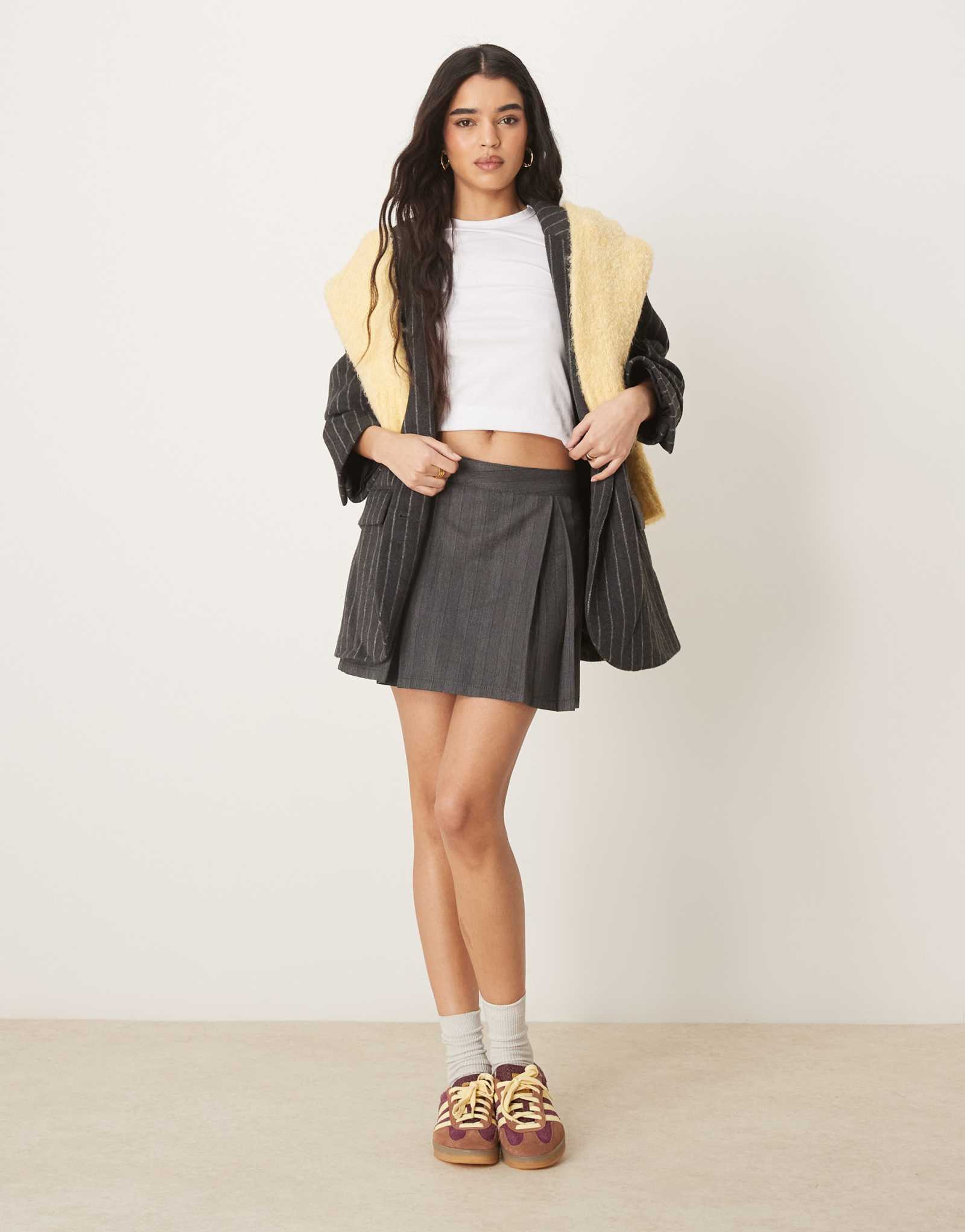 Дизайнерская плиссированная мини-юбка ASOS серого цвета в елочку