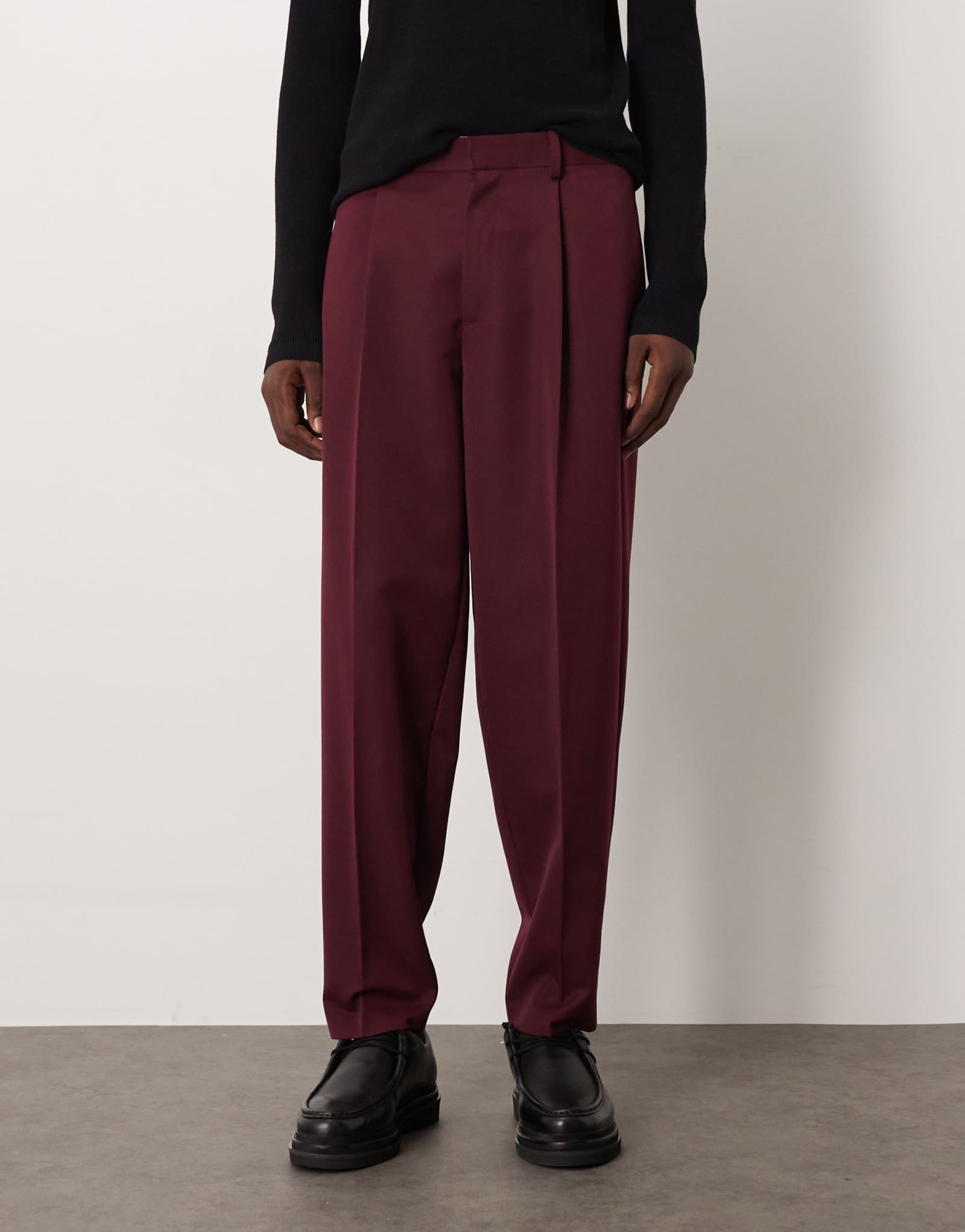 Дизайнерские плиссированные зауженные брюки-клеш оверсайз от ASOS бордового цвета