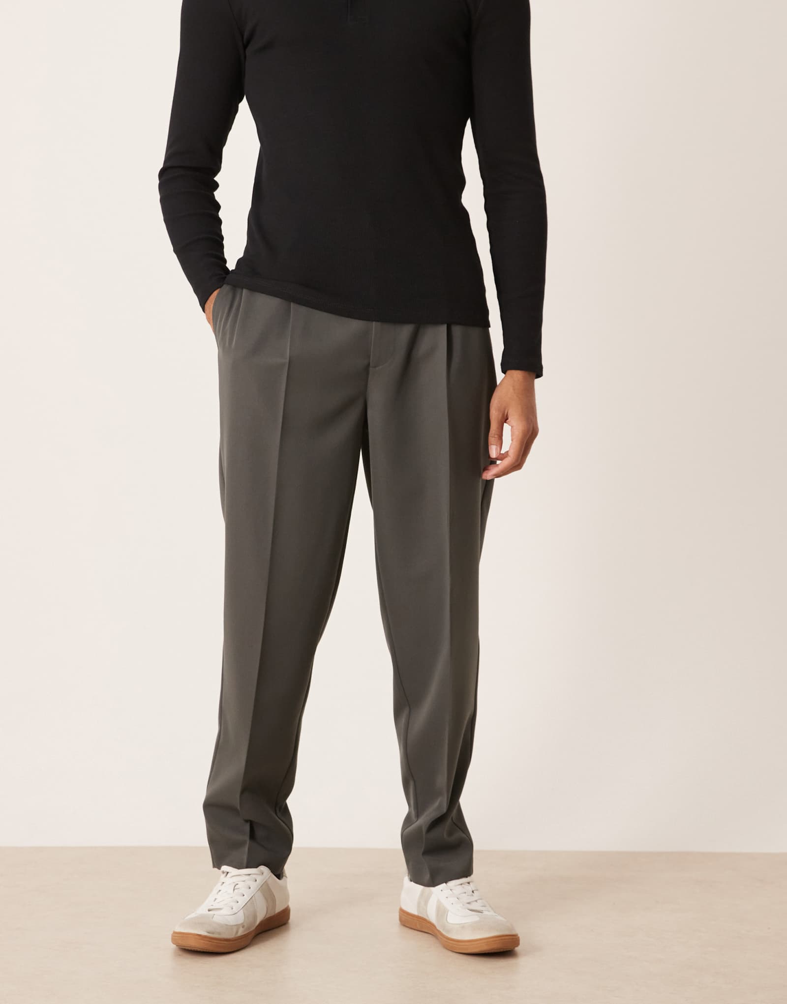 Дизайнерские плиссированные зауженные брюки-клеш оверсайз от ASOS цвета древесного угля