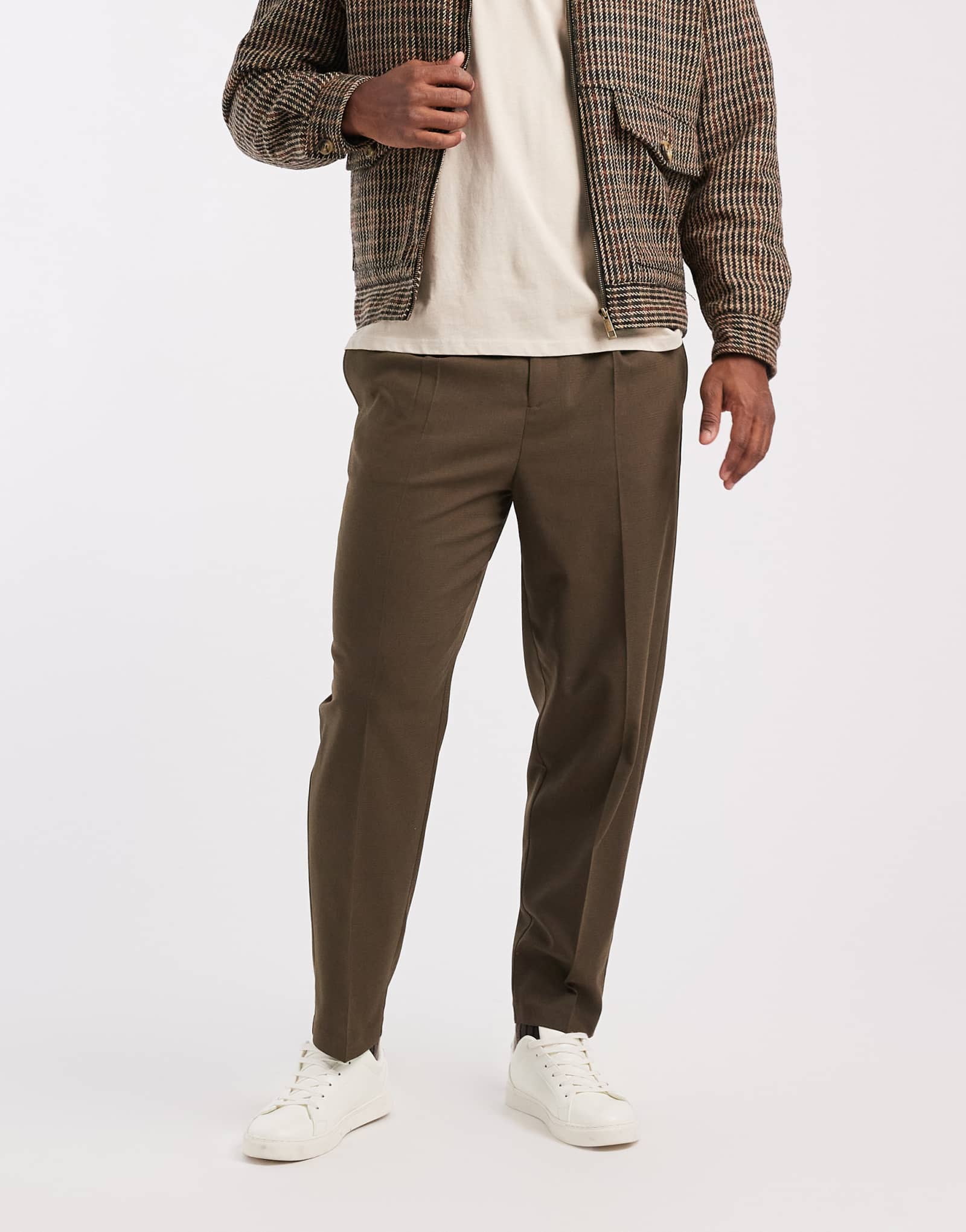 Дизайнерские плиссированные брюки свободного кроя зауженного к низу цвета хаки с перекрестной посадкой от ASOS DESIGN