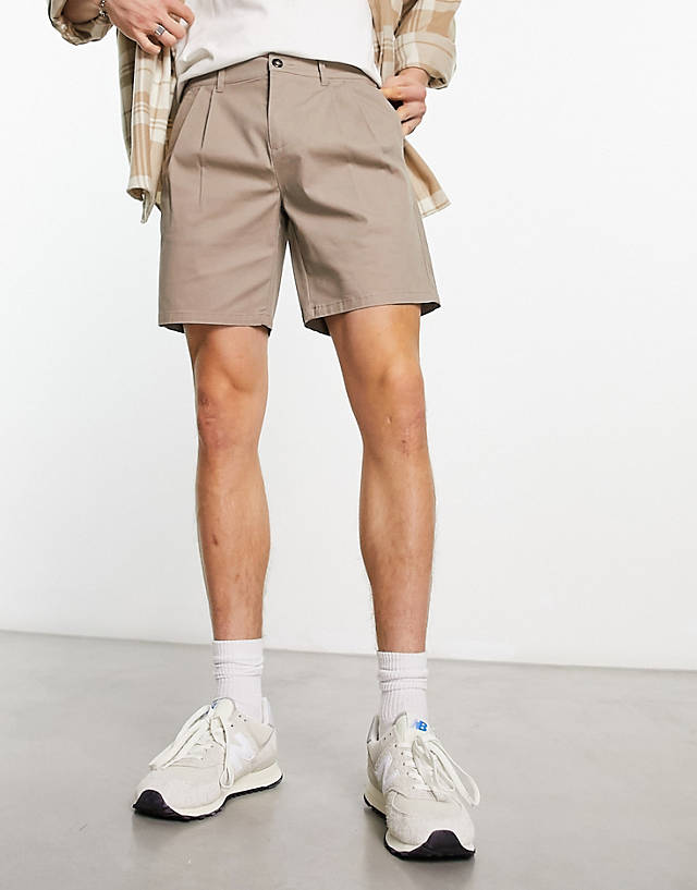 ASOS DESIGN - pleated shorts in mid length in light grey
