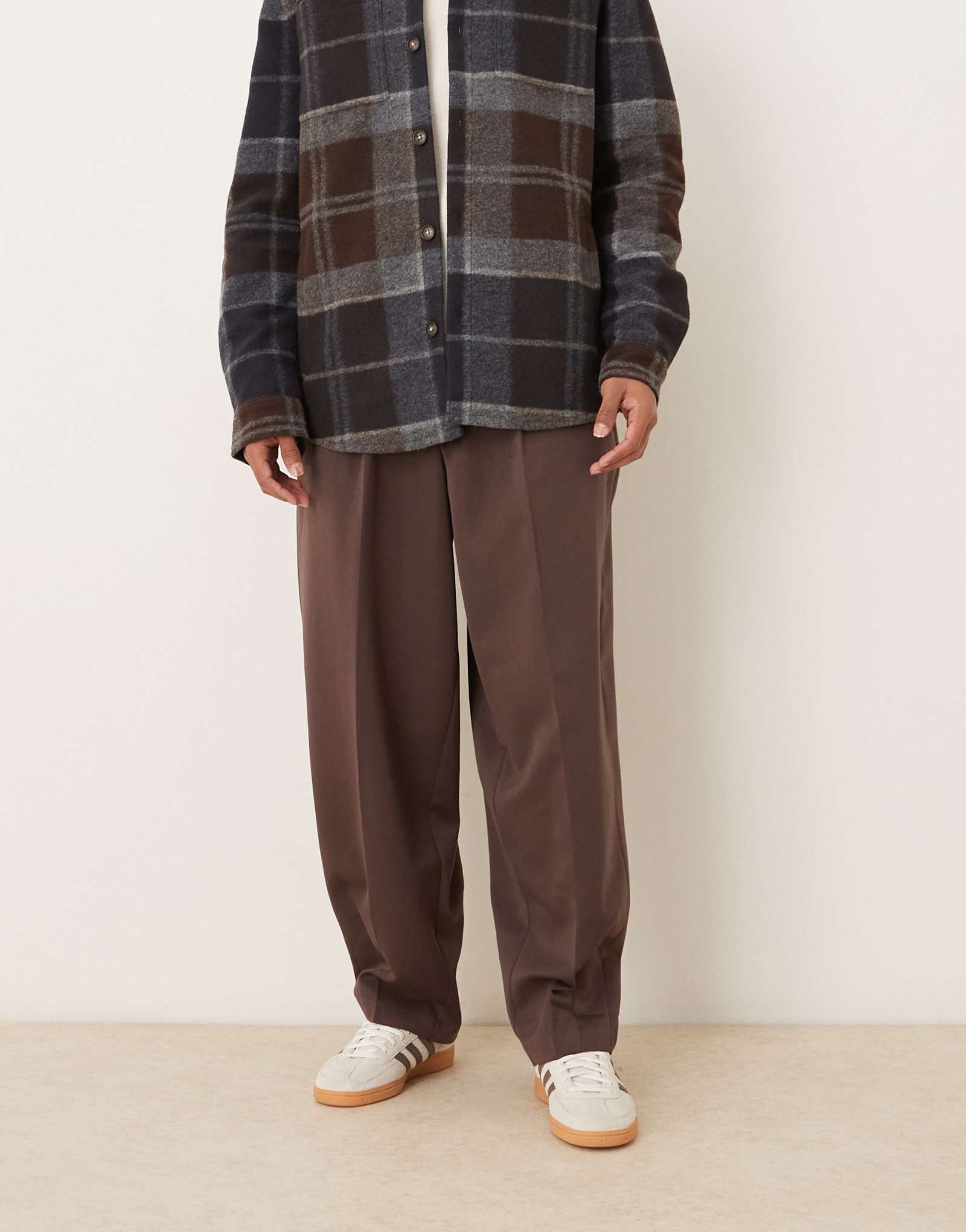 Дизайнерские плиссированные брюки-лодочки ASOS с широкими штанинами-бочонками коричневого цвета