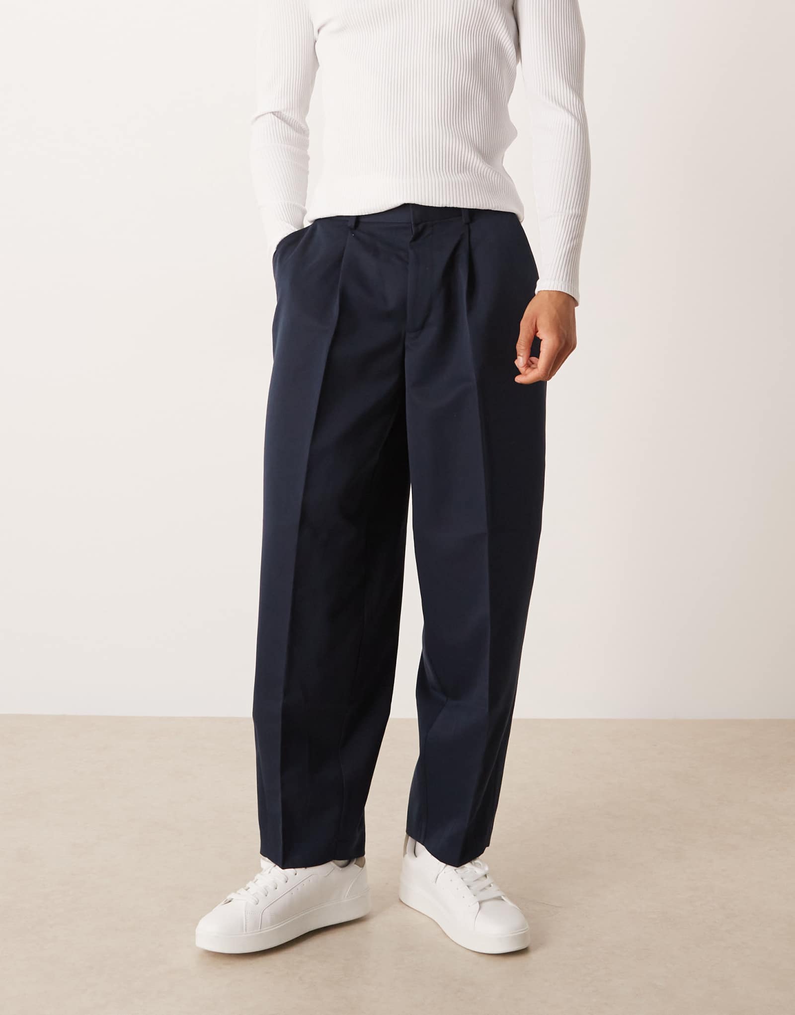 Плиссированные брюки ASOS DESIGN с широкими бочкообразными штанинами темно-синего цвета