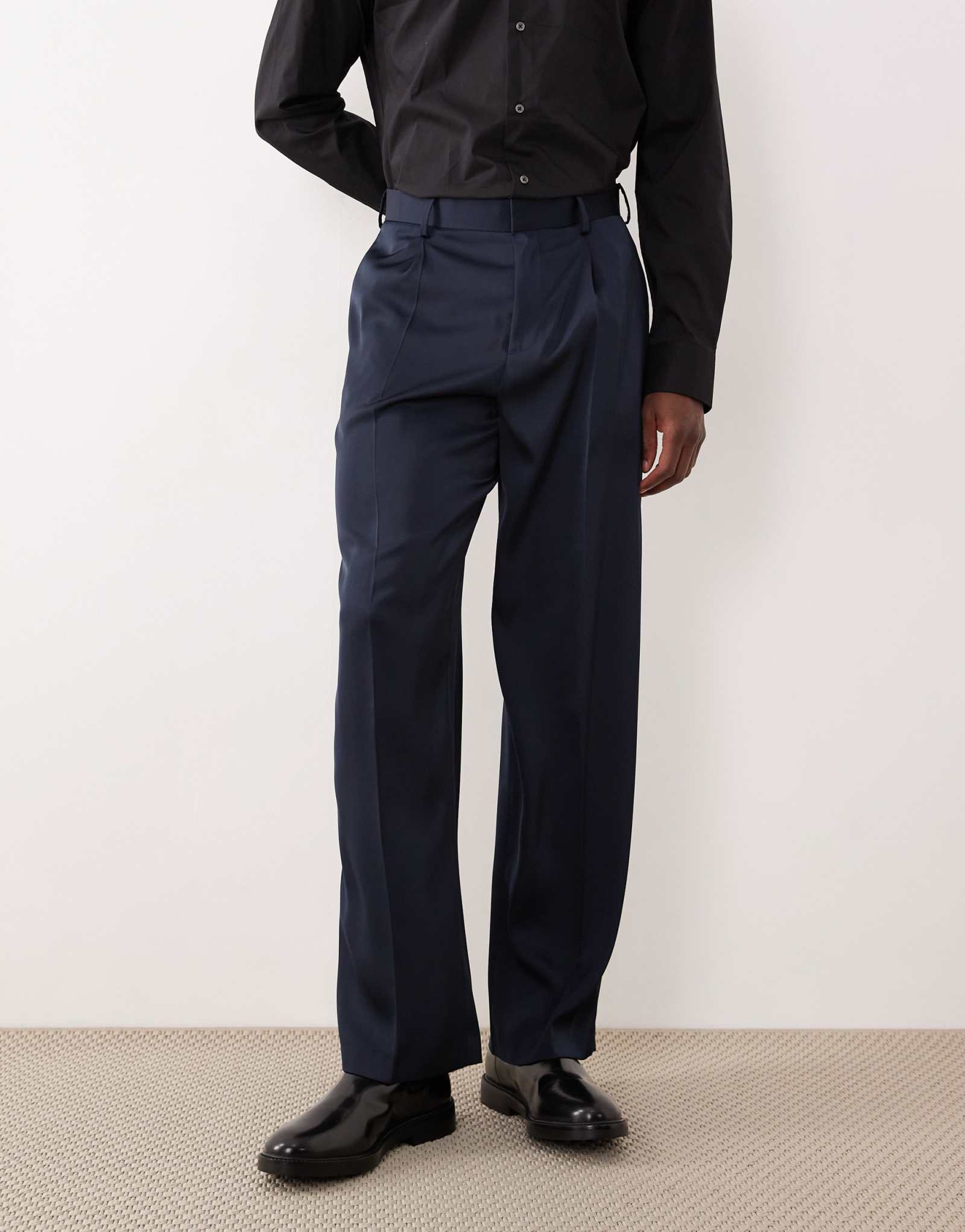 Широкие плиссированные брюки ASOS DESIGN из темно-синего атласа