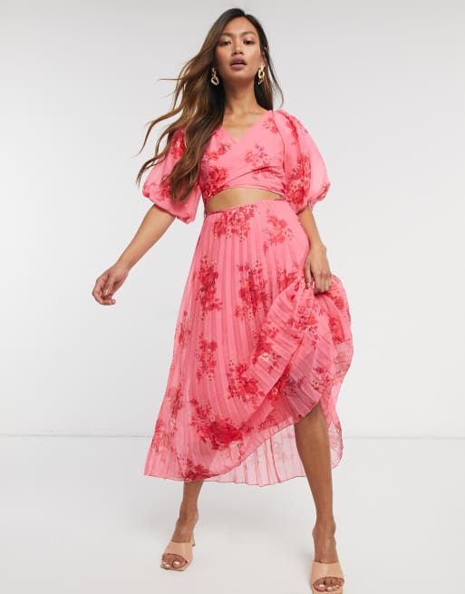 ASOS DESIGN – Plisowana kopertowa sukienka midi we wzór w kwiaty