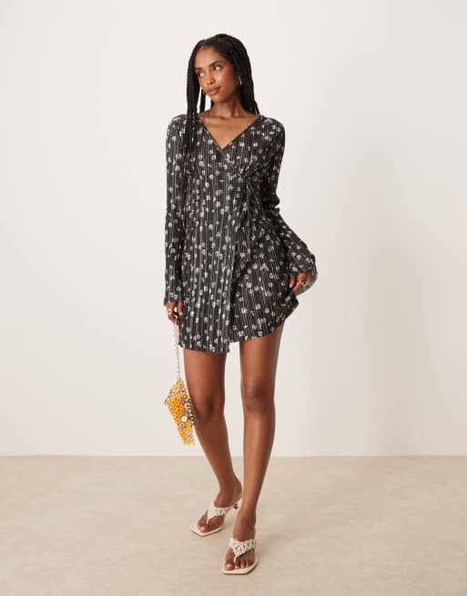 ASOS DESIGN – Plisowana kopertowa sukienka mini z rozkloszowanymi rękawami we wzór w stokrotki
