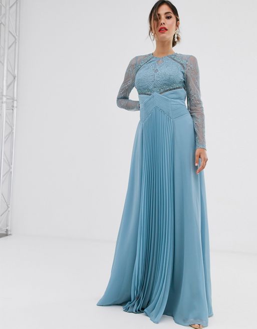 ASOS DESIGN – Plisowana sukienka maxi z długim rękawem i wstawkai z koronki  | ASOS