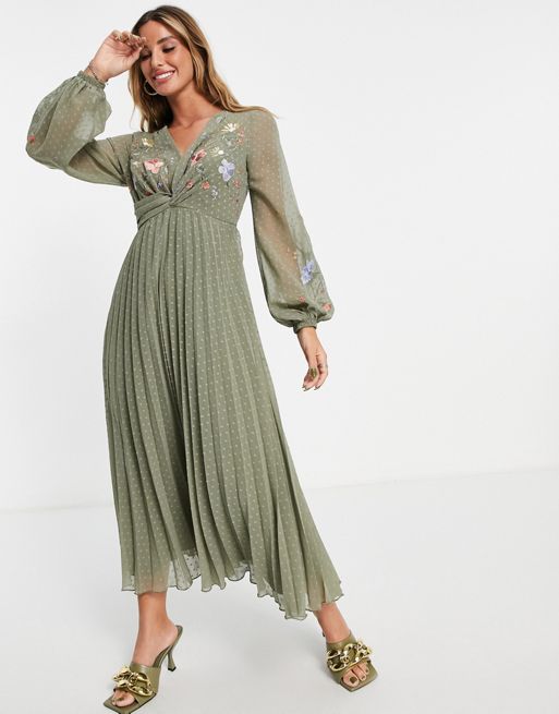 ASOS DESIGN – Plisowana sukienka midi w kolorze khaki ze skręconym przodem  i haftowanym wzorem | ASOS