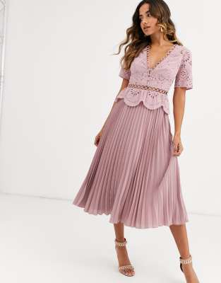 ASOS DESIGN – Plisowana sukienka midi z angielskim haftem z guzikami w kolorze mink