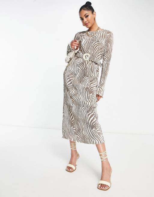 ASOS DESIGN – Plisowana sukienka midi z długim rękawem i paskiem we wzór w brązowe paski zebry