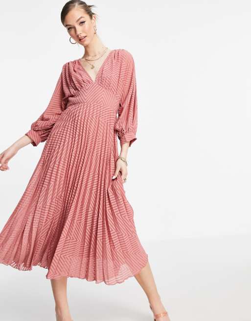 ASOS DESIGN – Plisowana sukienka midi z materiału dobby ze wzorem w jodełkę z rękawami batwing w kolorze ciemnego różu 