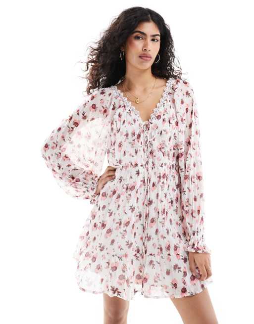 ASOS DESIGN – Plisowana sukienka mini w różowy kwiatowy wzór z wiązaniem i koronkowym detalem