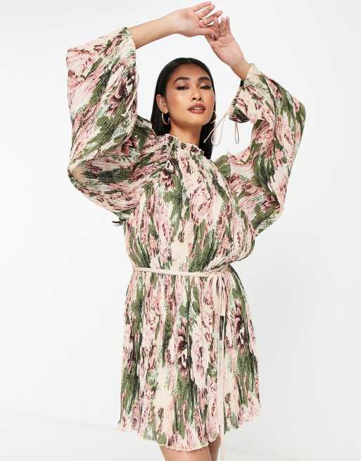 ASOS DESIGN – Plisowana sukienka mini z obszernymi rękawami, obcisłymi mankietami i paskiem w talii w romantyczny kwiatowy wzór