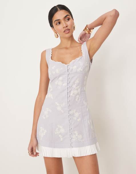 ASOS DESIGN – Plisowana u dołu zapinana na guziki sukienka mini z falowanym dekoltem w haftowany kwiatowy wzór - view 1