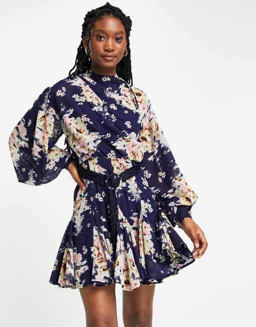 ASOS DESIGN – Plisowana żakardowa sukienka mini z wysokim dekoltem, godetami, kwiecistym nadrukiem i paskiem z plecionego sznurka