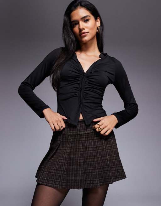 ASOS DESIGN – Plisowane szczotkowane spódnicospodnie mini w czekoladowa kratkę, 3 z 5
