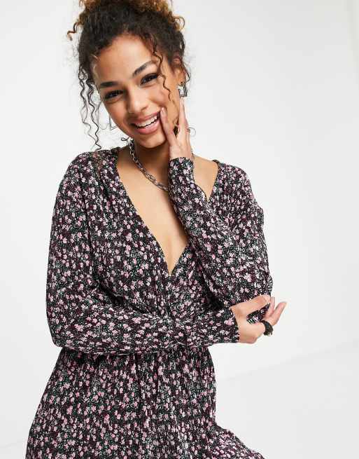 ASOS DESIGN – Plisowany kombinezon z kopertowym przodem i wzorem w fioletowe kwiaty