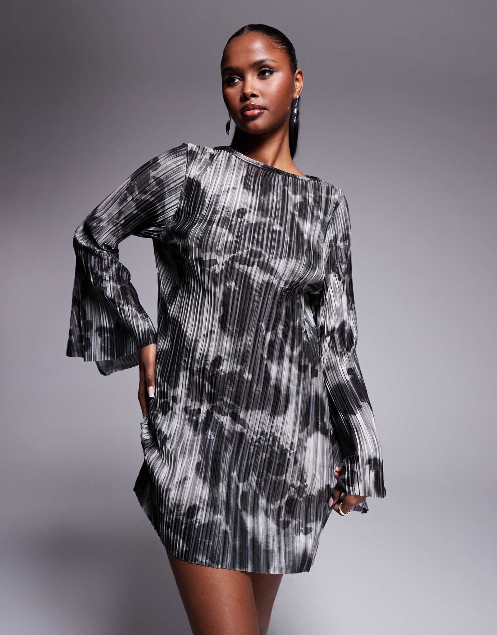 Мини-платье ASOS DESIGN plisse с ангельским рукавом и животным принтом