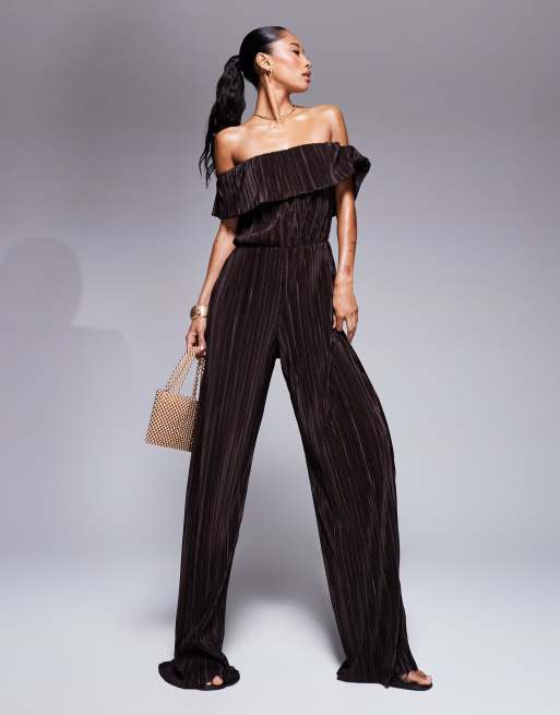 ASOS DESIGN - Plissé bardot-jumpsuit met wijde pijpen in chocoladebruin