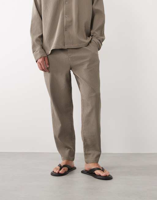 ASOS DESIGN - Plissé broek met toelopende pasvorm in bruin, deel van co-ord set, 3 van 5