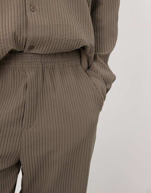 ASOS DESIGN - Plissé broek met toelopende pasvorm in bruin, deel van co-ord set, 5 van 5