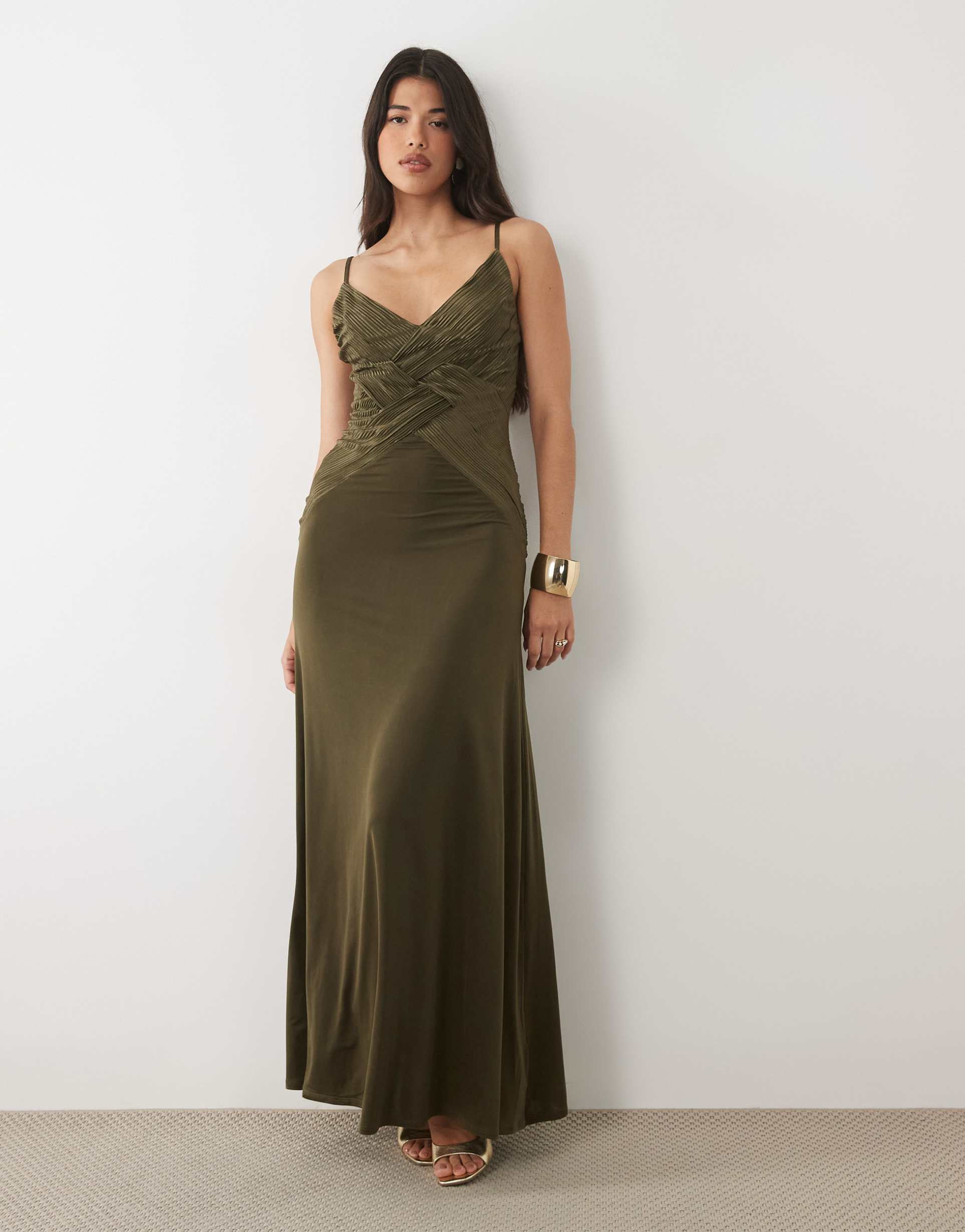 asos design plissé contrast v-neck maxi dress with open back in dark olive